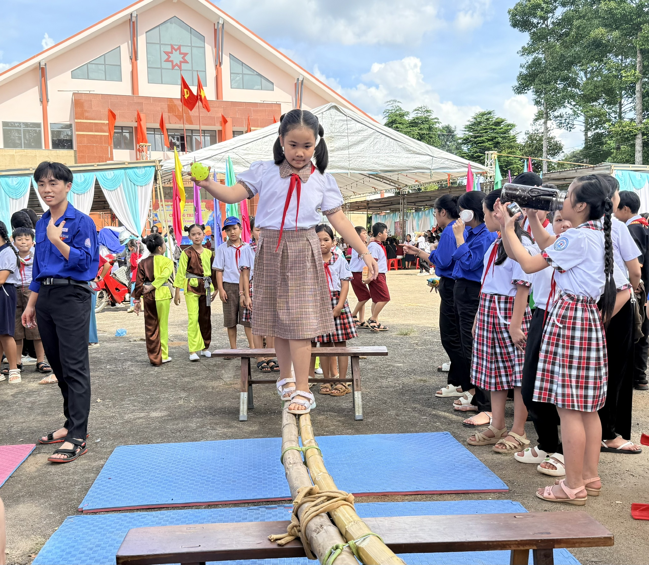 Các em thiếu nhi chơi các trò chơi dân gian có thưởng
